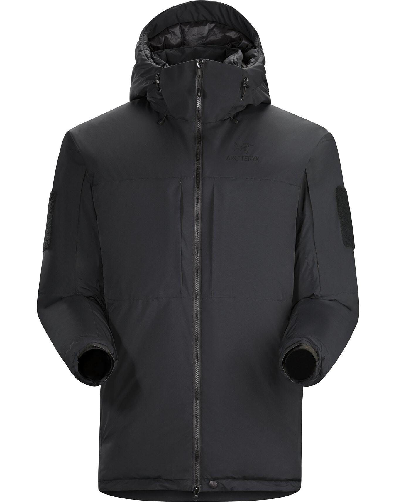 Die schwarze ARC'TERYX LEAF Cold WX Jacket SV Gen1.4 verfügt über eine Kapuze, einen durchgehenden Frontreißverschluss, GORE WINDSTOPPER Material, zwei Seitentaschen und eine verstellbare Kapuze - eine isolierte Kälteschutzjacke für kaltes Wetter und zuverlässigen Schutz.