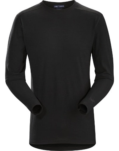 Das ARC'TERYX LEAF Arc'teryx Cold WX LS Shirt AR - Black ist ein schlichtes, langärmeliges Rundhalsshirt mit minimalen Nähten und ohne sichtbare Logos, abgebildet auf weißem Grund - perfekt als erste Kleidungsschicht oder Merino-Unterhemd.