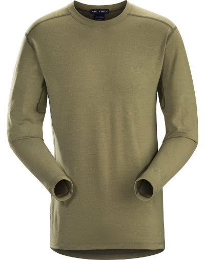 Olivgrünes Arc'teryx Cold WX LS Shirt AR - Crocodile von ARC'TERYX LEAF, langärmeliger Rundhalsausschnitt mit minimalistischem Design, ohne sichtbare Logos oder Muster, mit leicht gebogenen Ärmeln, auf weißem Hintergrund.