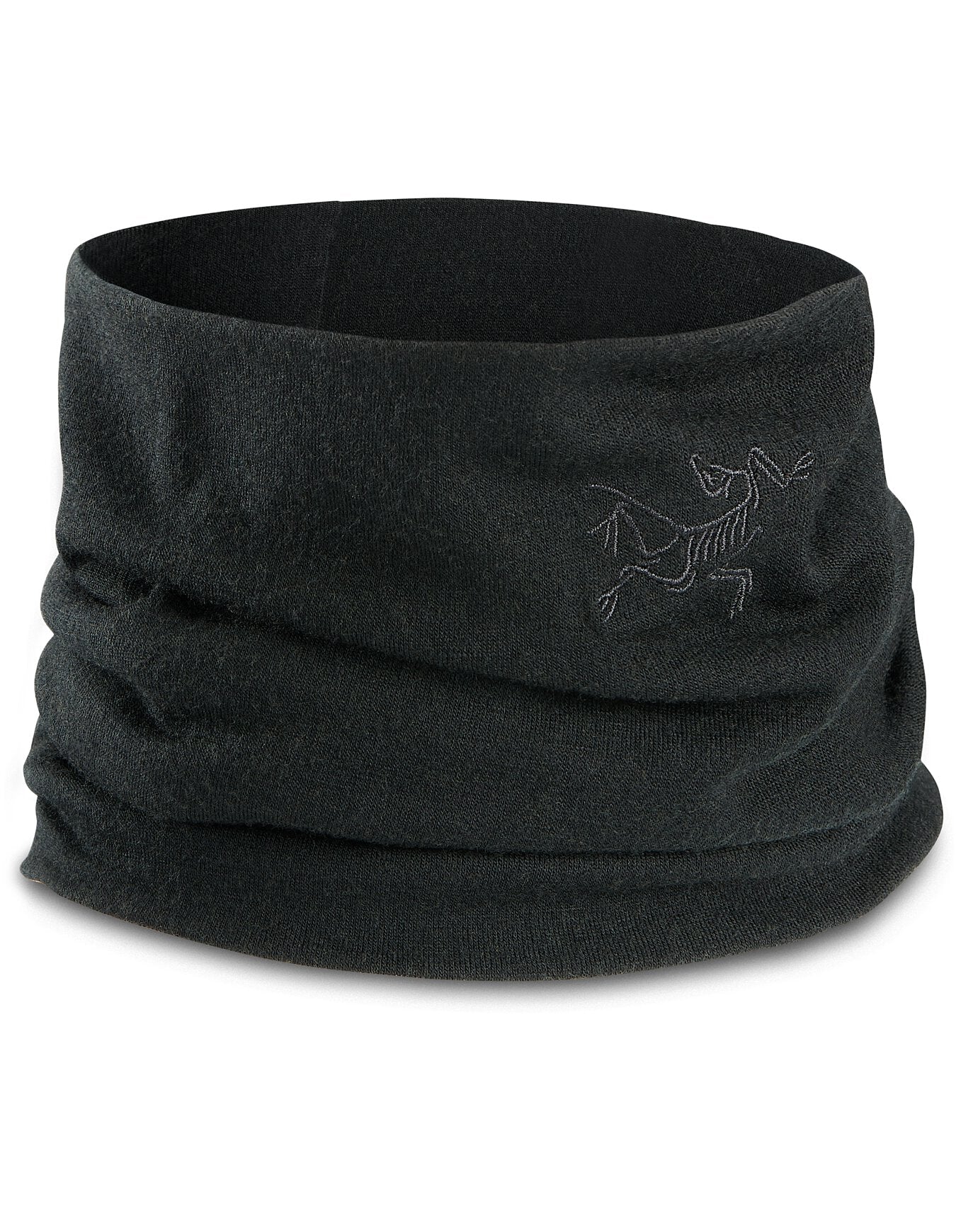 Die ARC'TERYX LEAF Arc'teryx Cold WX Neck Gaiter AR ist eine schwarze, weiche Halskrause mit einem dezent gestickten Vogelskelett-Logo, die bei kühlem Wetter für stylischen Kälteschutz sorgt.