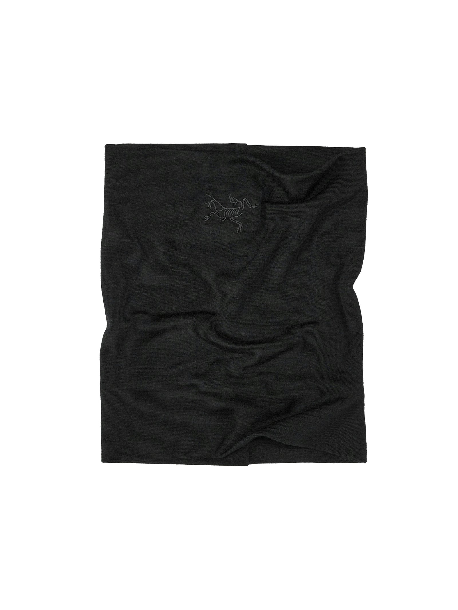 Die ARC'TERYX LEAF Arc'teryx Cold WX Neck Gaiter AR ist eine schwarze Halskrause aus weichem Mischgewebe mit dezenten Nähten und einem minimalistisch gestickten Logo, das flach auf weißem Grund abgebildet ist und optimalen Schutz vor kaltem Wetter bietet.