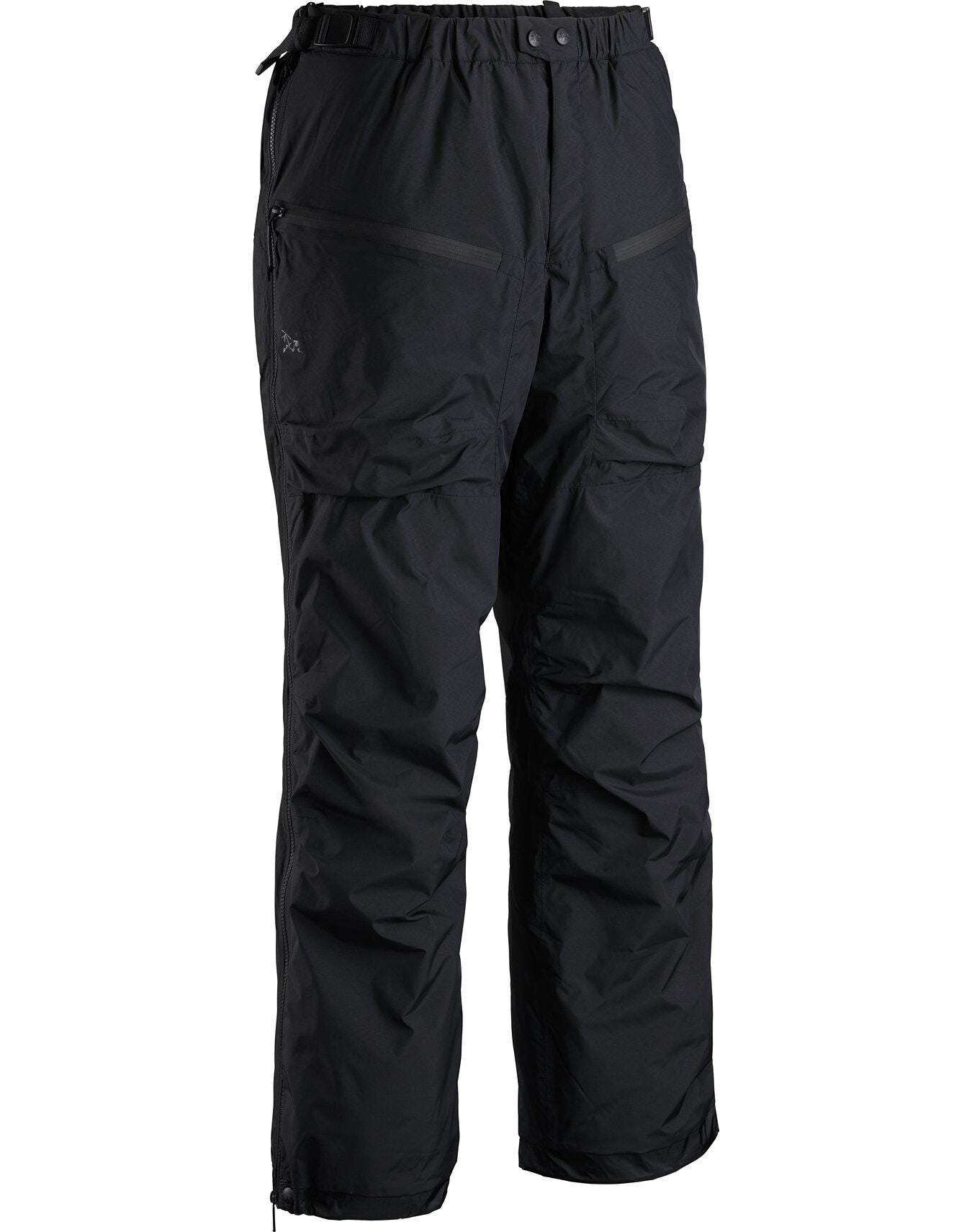 Die ARC'TERYX LEAF Arc'teryx Cold WX Pant LT Gen2 - Black ist mit CLIMASHIELD isoliert, hat Reißverschlusstaschen und einen elastischen Bund - ideal als taktische Kaltwetterhose für den Outdoor-Einsatz, hier vor weißem Hintergrund.