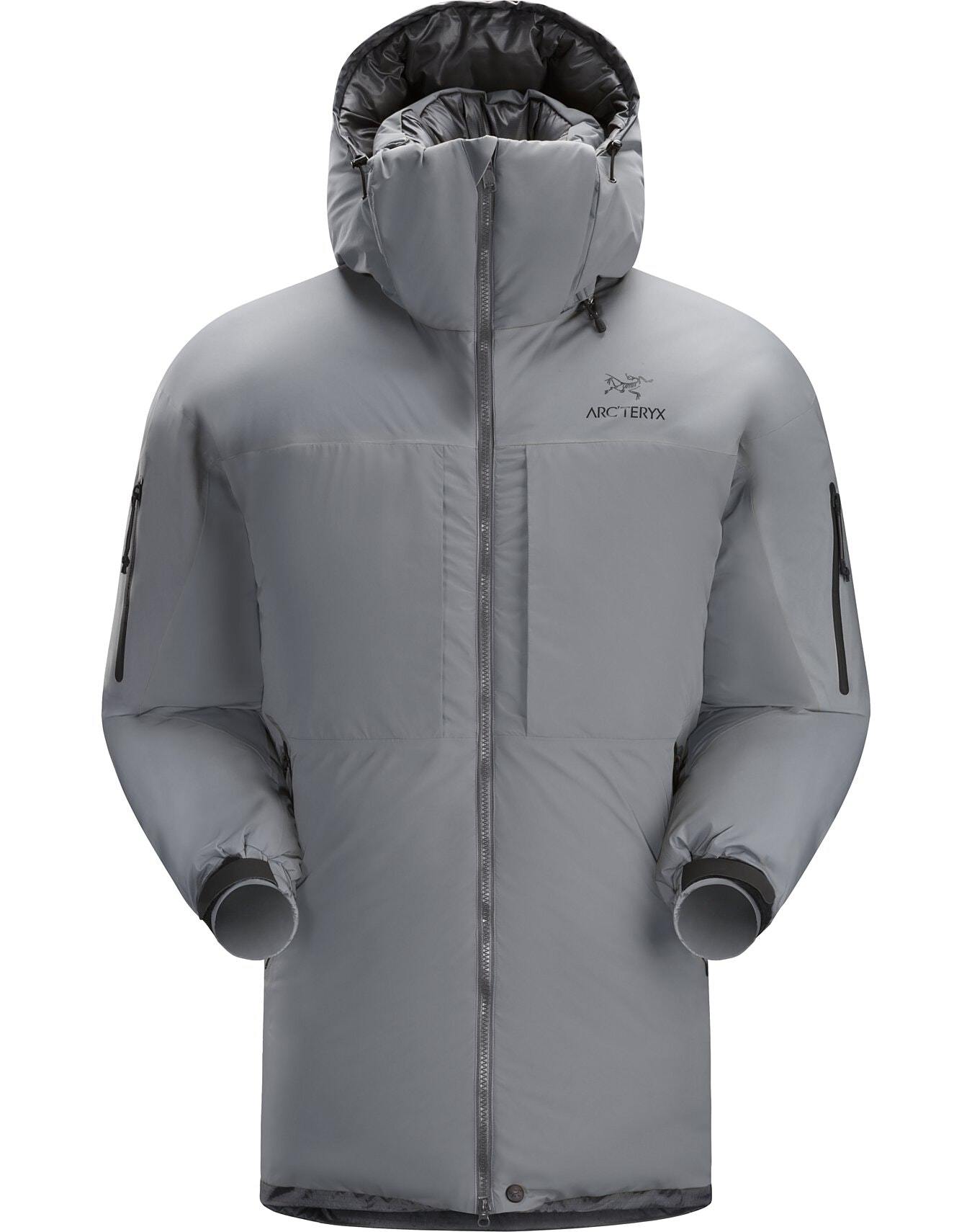 Der ARC'TERYX LEAF Arc'teryx Cold WX Parka SVX in Wolfsgrau verfügt über eine Kapuze, einen Frontreißverschluss, zwei große Brusttaschen und Armtaschen mit Reißverschluss. Er besteht aus GORE-TEX und ist auf weißem Hintergrund abgebildet.