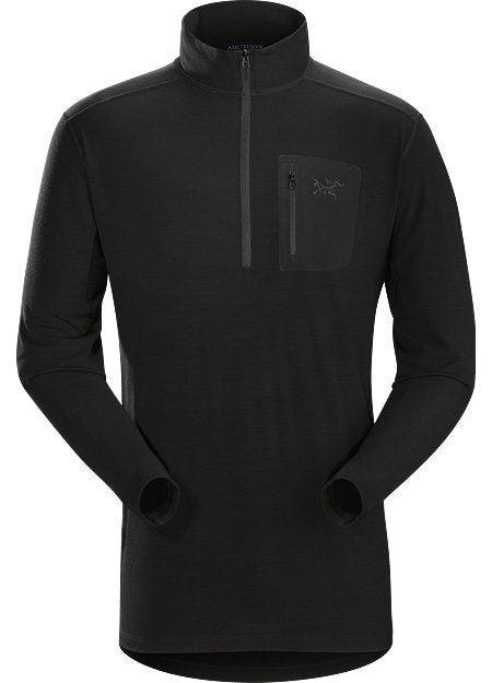 Das ARC'TERYX LEAF Arc'teryx Cold WX Zip Neck AR - Black ist ein schlankes, tailliertes Herren Funktionsshirt mit langen Ärmeln, einem hohen Kragen, einer Brusttasche mit Reißverschluss und modernen, minimalen Details.
