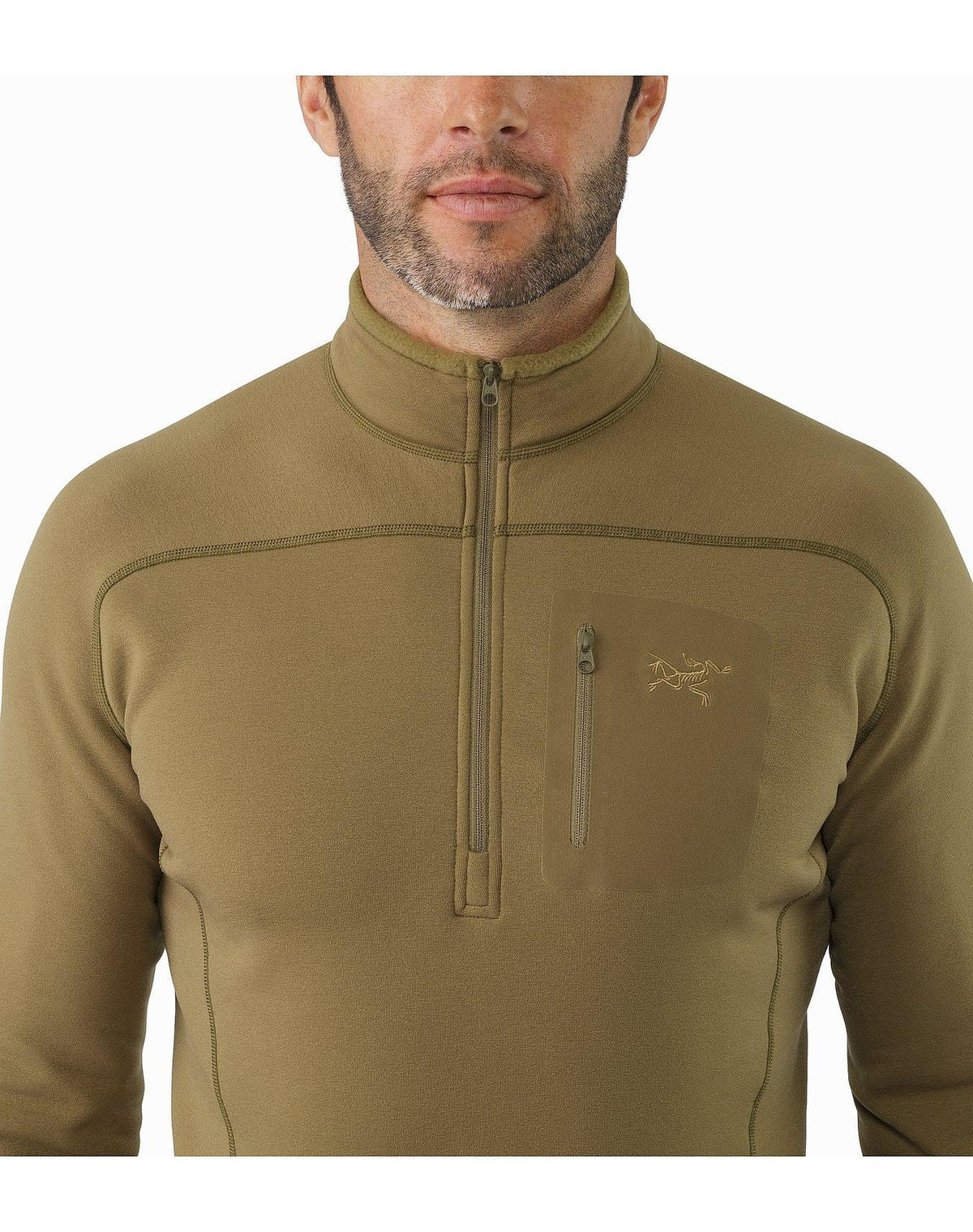 Ein Mann trägt einen olivgrünen ARC'TERYX LEAF Cold WX Zip Neck SV - Crocodile Pullover mit Brusttasche und gesticktem Logo aus POLARTEC Fleece, dargestellt von den Schultern bis zum Mund vor weißem Hintergrund.