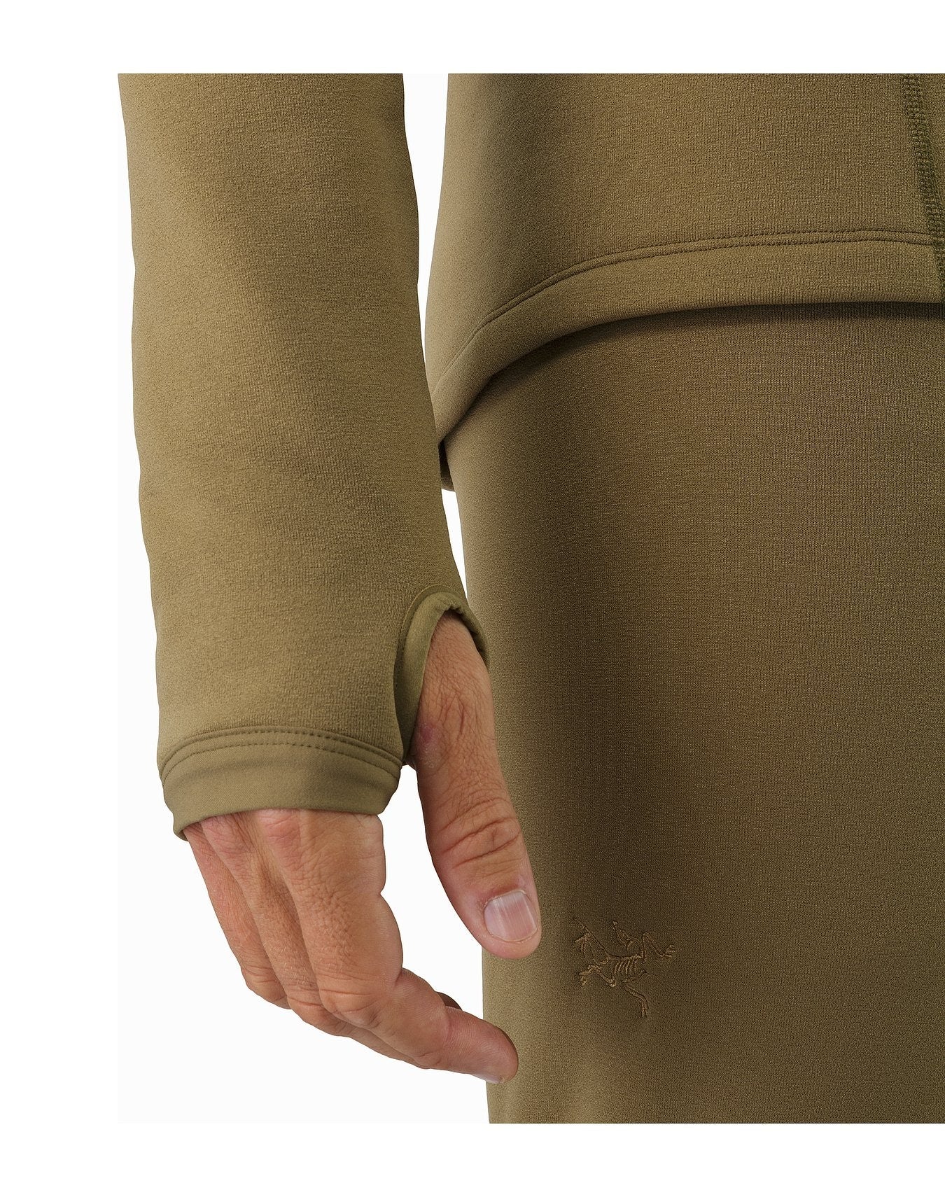 Nahaufnahme einer Person, die eine olivgrüne ARC'TERYX LEAF Cold WX Zip Neck SV - Crocodile Jacke mit einem Daumenloch im Ärmel trägt. Die linke Hand ist teilweise sichtbar, und ein gesticktes Logo erscheint auf dieser POLARTEC Fleece-Baselayer.