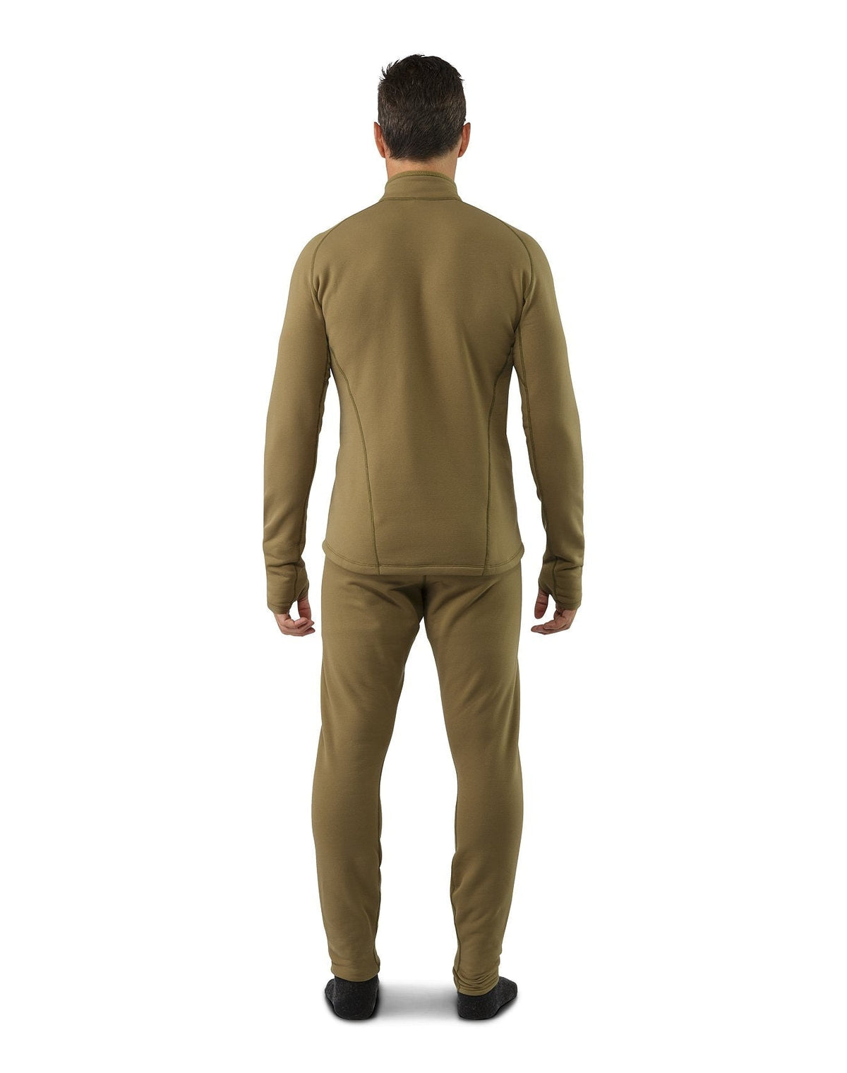 Ein Mann blickt nach vorne und trägt die ARC'TERYX LEAF Arc'teryx Cold WX Zip Neck SV in Crocodile mit schwarzen Schuhen vor einem schlichten weißen Hintergrund.