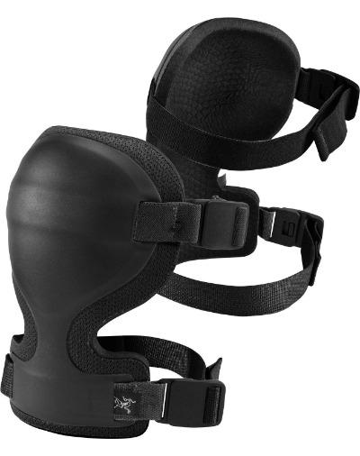 Ein Paar schwarze ARC'TERYX LEAF Arc'teryx Combat Knee Cap Knieschützer mit verstellbaren Riemen und harter Außenschale, entwickelt zum Schutz bei körperlichen Aktivitäten oder bei der Arbeit.