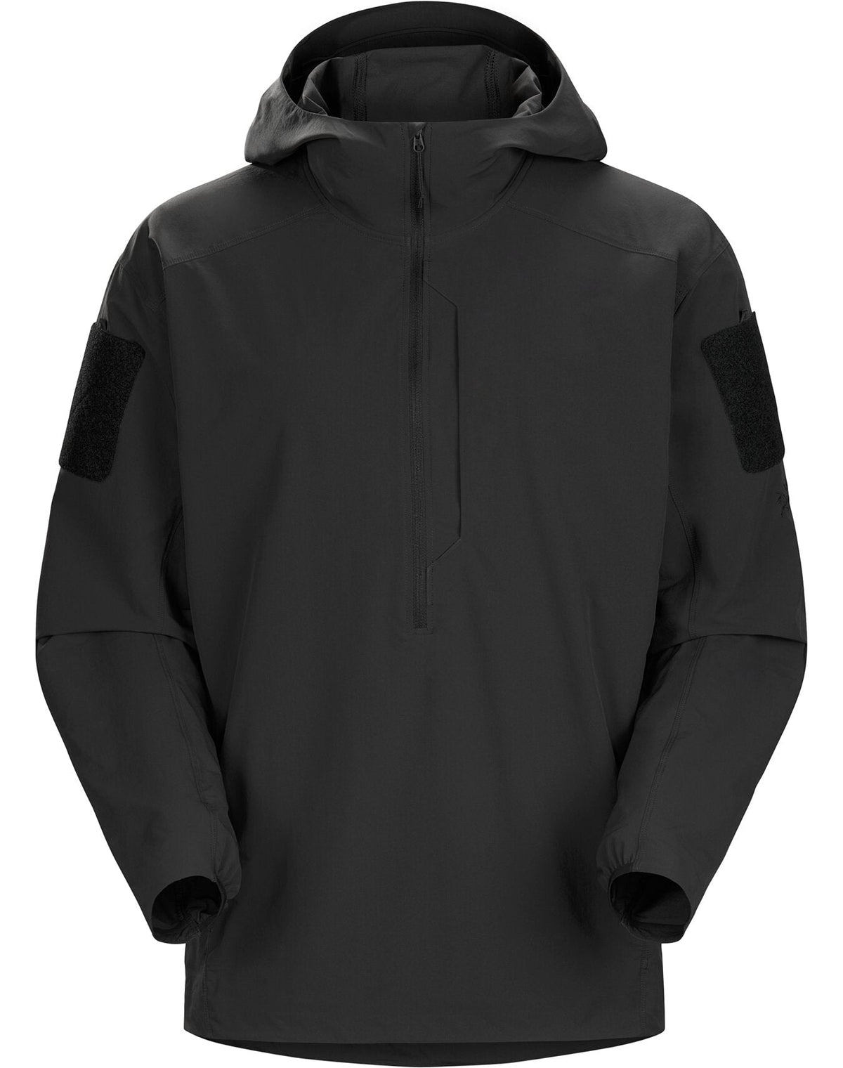 Der ARC'TERYX LEAF Arc'teryx Gamma SL Anorak in Schwarz ist ein minimalistischer Softshell-Pullover mit Kapuze, langen Ärmeln, aufgesetzten Bereichen an beiden Oberarmen und einem halben Front-Reißverschluss für ein taktisch inspiriertes Design.