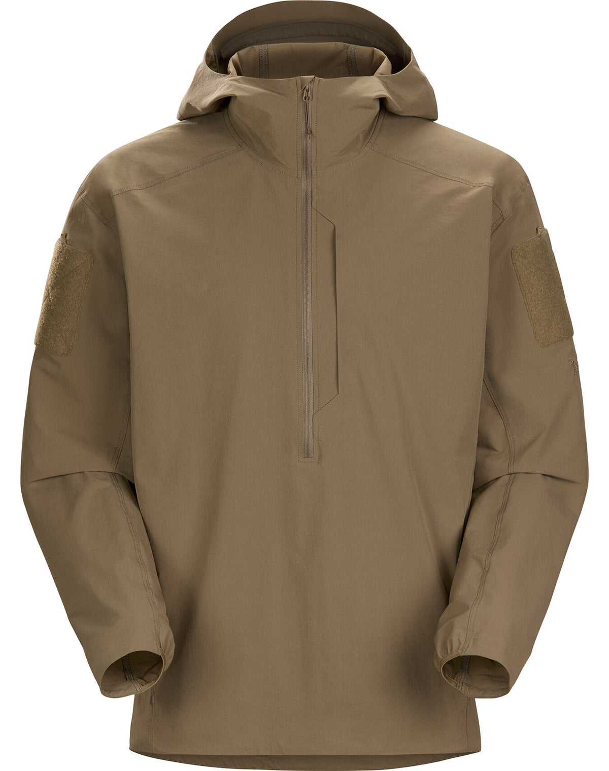 Der ARC'TERYX LEAF Arc'teryx Gamma SL Anorak - Crocodile ist ein hellbrauner Softshell-Pullover mit Kapuze, langen Ärmeln, halbem Front-Reißverschluss und Klettverschluss-Patches an den Oberarmen auf weißem Grund.