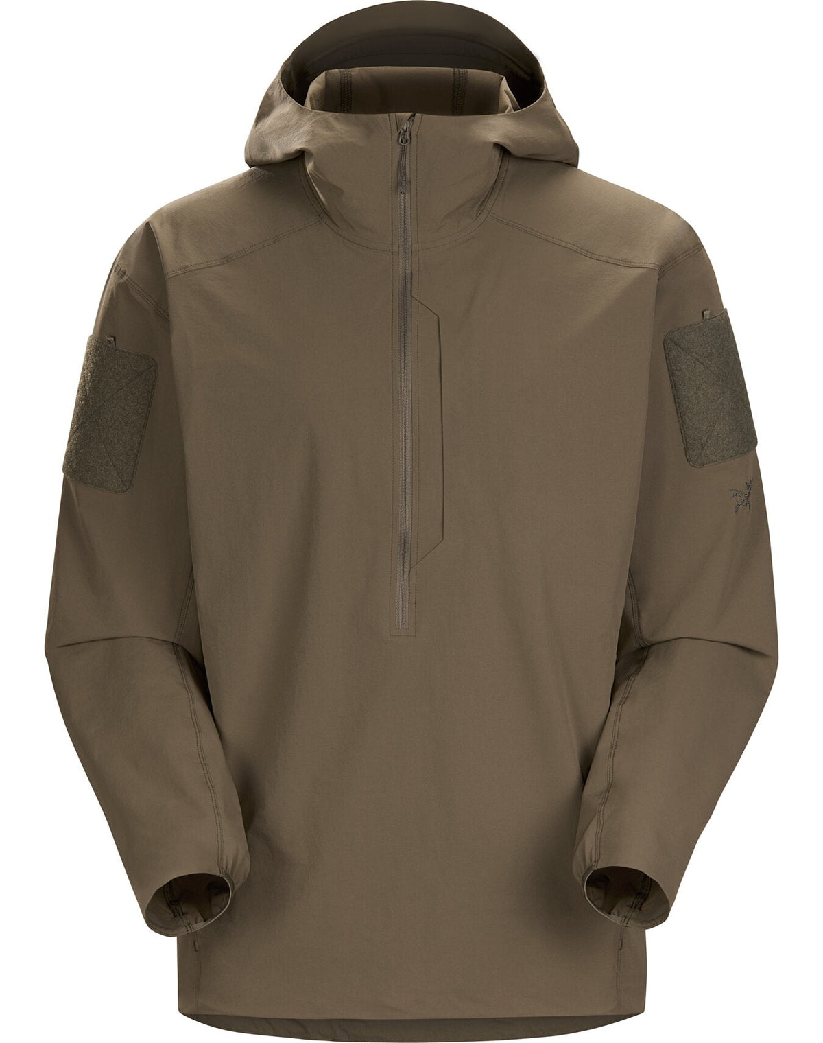 Der ARC'TERYX LEAF Gamma SL Anorak in Ranger Green verfügt über eine braune Kapuze, einen halben Reißverschluss, zwei Ärmelaufnäher mit Klettverschluss und ein schlichtes, minimalistisches Design, das vom ursprünglichen Arc'teryx Gamma SL Anorak inspiriert ist.