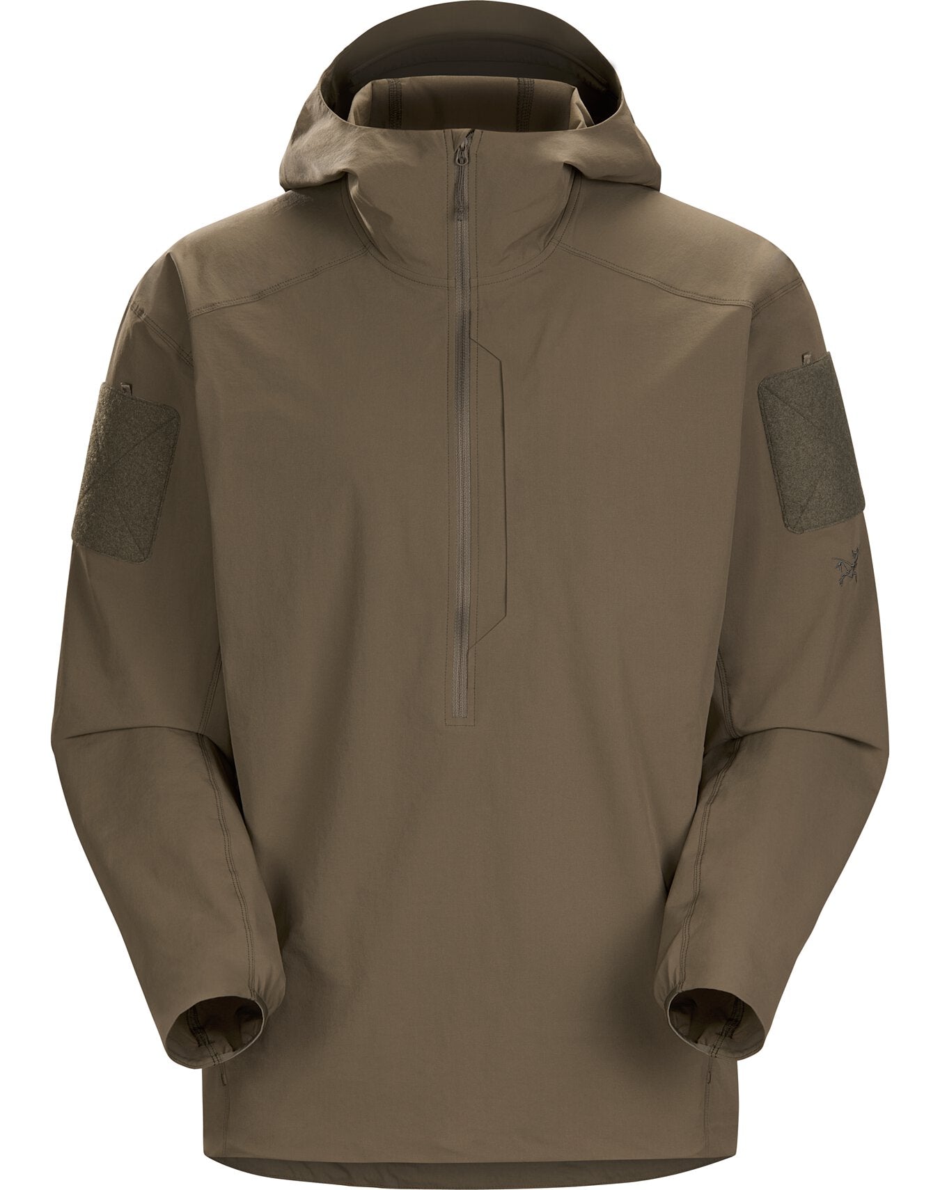 Der Arc'teryx Gamma SL Anorak - Ranger Green von ARC'TERYX LEAF ist ein Softshell-Pullover mit halbem Front-Reißverschluss, hohem Kragen und Klettverschluss-Patches an beiden Oberärmeln, abgebildet auf einem schlichten weißen Hintergrund.