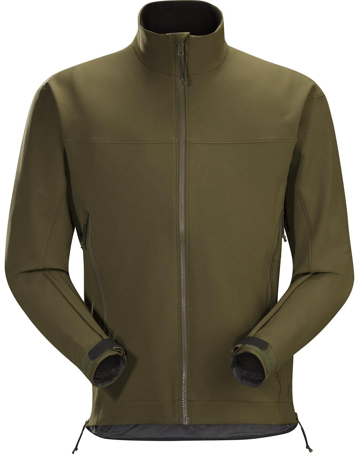 Die ARC'TERYX LEAF Arc'teryx Patrol Jacket AR Men's in Ranger Green verfügt über einen durchgehenden Reißverschluss, einen hohen Kragen, seitliche Reißverschlusstaschen und verstellbare Bündchen. Ihr schlankes, minimalistisches Design bietet eine leicht taillierte Form ohne sichtbare Logos oder Muster.