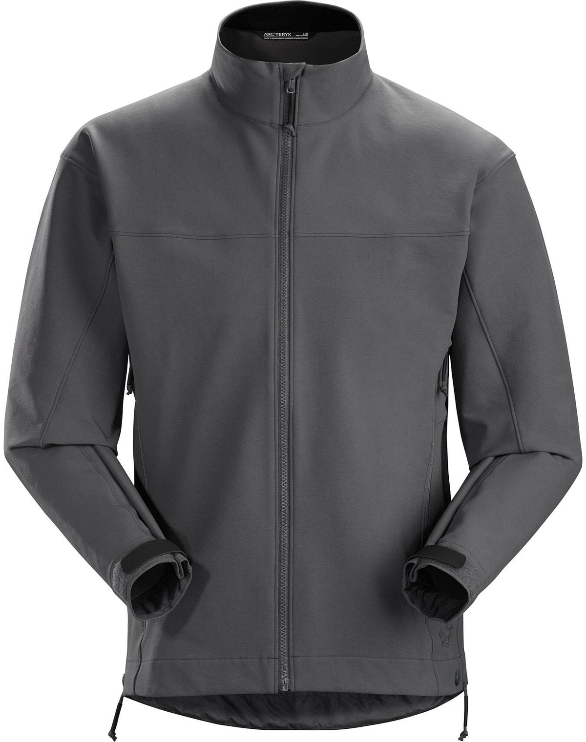 Die ARC'TERYX LEAF Arc'teryx Patrol Jacket AR Men's in Wolf ist eine schlichte, dunkelgraue Softshell-Jacke mit hohem Kragen, langen Ärmeln, seitlichen Reißverschlusstaschen und einem verlängerten Rückensaum. Diese robuste, wasserabweisende Jacke ist auf weißem Hintergrund abgebildet.