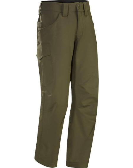 Die Arc'teryx Patrol Pant AR Men's in Ranger Green von ARC'TERYX LEAF verfügt über Seiten- und Gesäßtaschen, Gürtelschlaufen und einen Knopfverschluss, abgebildet auf weißem Hintergrund.