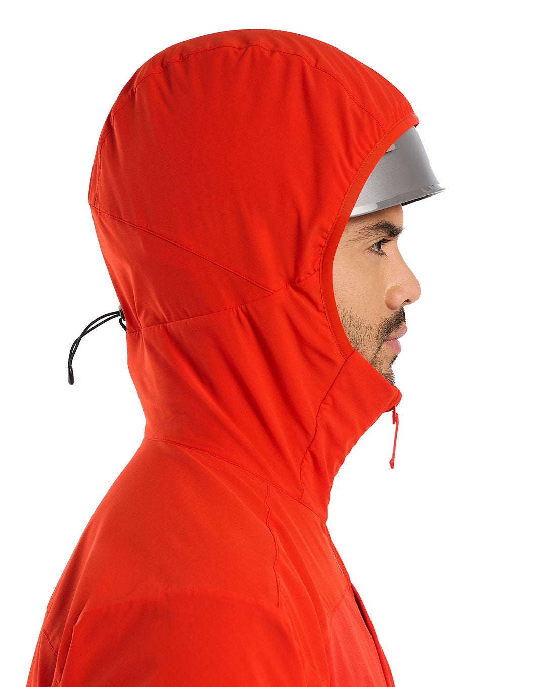Ein Mann im Profil trägt den ARC'TERYX PRO Arc'teryx Practitioner AR Hoody Men's - Dynasty in leuchtendem Rot mit synthetischer Isolierung, Kapuze über einer grauen Mütze und einem Kordelzug am Rücken für atmungsaktiven Midlayer-Komfort.