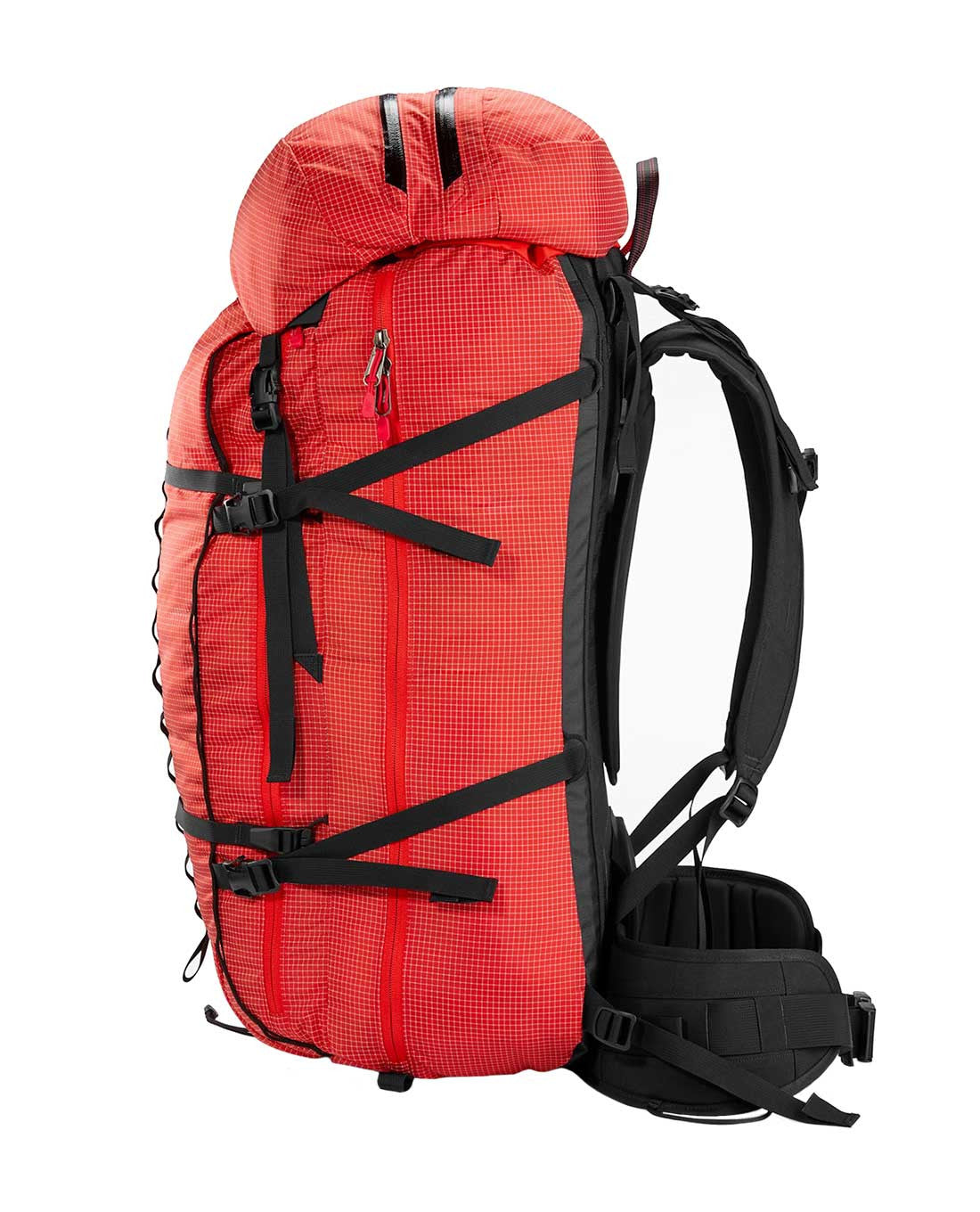 Der ARC'TERYX PRO Arc'teryx Rescue Pack 50 ist ein leuchtend roter Wanderrucksack mit schwarzen Trägern, Schnallen und gepolstertem Hüftgurt, aufrecht dargestellt mit sichtbaren Schultergurten - ideal als Rucksack für Rettungskräfte.