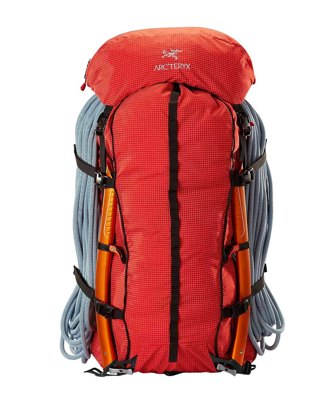 Ein roter ARC'TERYX PRO Arc'teryx Rescue Pack 50 mit zwei orangefarbenen Eispickeln auf der Vorderseite und einem blauen Kletterseil, das um die Seiten gewickelt ist.