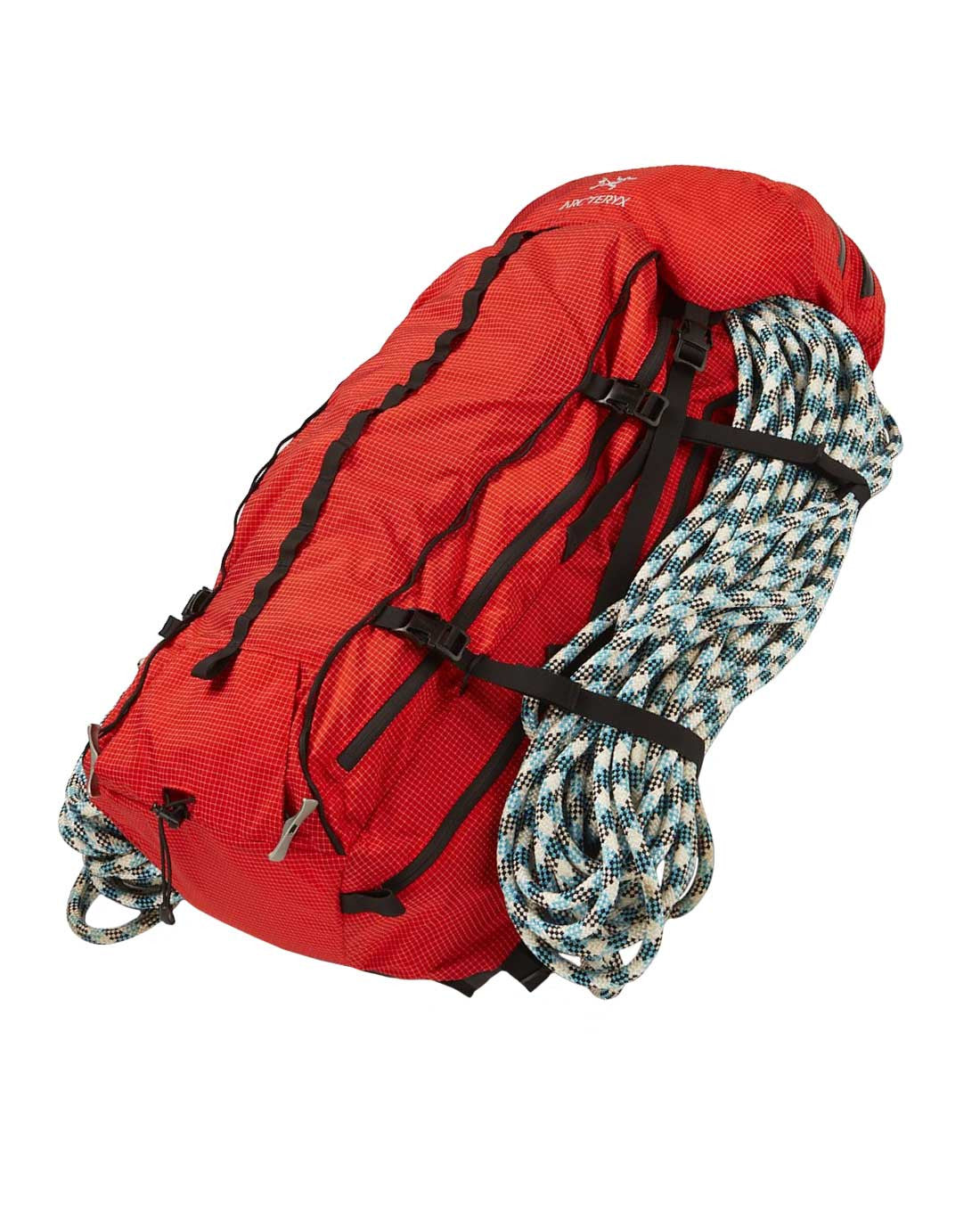 Ein roter ARC'TERYX PRO Arc'teryx Rescue Pack 50 Wanderrucksack mit schwarzen Trägern, abgebildet auf weißem Hintergrund, zeigt ein weißes Kletterseil mit blauen und schwarzen Mustern, das aufgerollt und an seiner Seite befestigt ist.