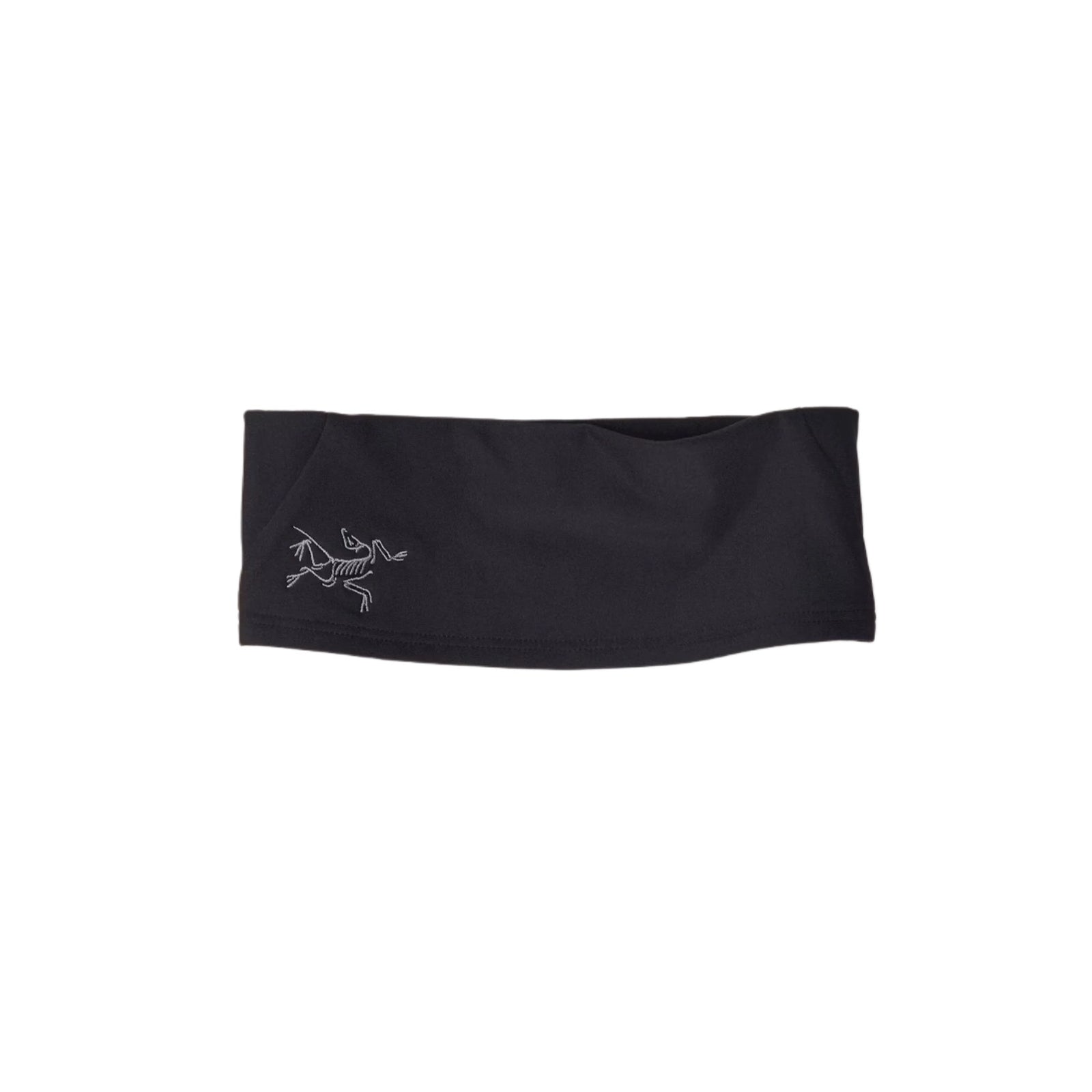 Das ARC'TERYX Rho Headband - Black ist aus weichem Fleece gefertigt und zeigt ein kleines, weißes, gesticktes Vogelskelett-Logo auf einer Seite, das auf einem schlichten weißen Hintergrund zu sehen ist.