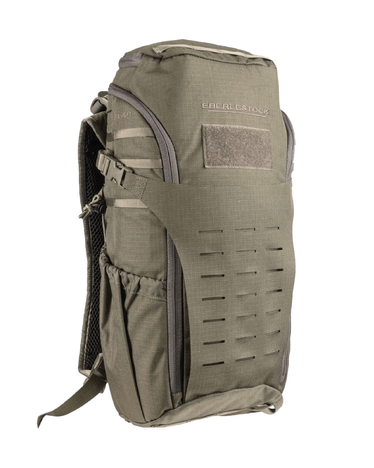 Der EBERLESTOCK Bandit Pack ist ein grüner taktischer Rucksack mit mehreren Fächern, Reißverschlüssen, seitlichen Netztaschen, verstellbaren Schultergurten, einem Bereich mit Klettverschluss, horizontalen lasergeschnittenen Schlitzen und einem MOLLE-Panel für modulare Befestigungen.