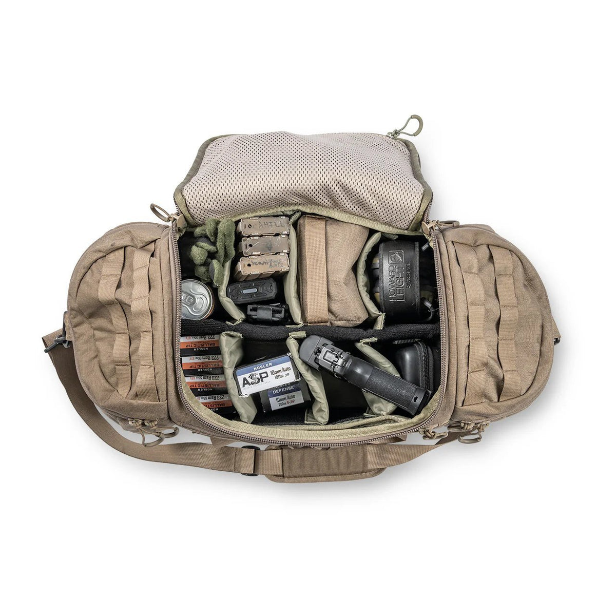 Ein brauner EBERLESTOCK Bang Bag steht mit geöffnetem Deckel auf weißem Hintergrund und zeigt geordnete Fächer mit Magazinen, einer Taschenlampe, einem Multitool, Handschuhen, einem Tourniquet, medizinischem Material und anderer Ausrüstung.