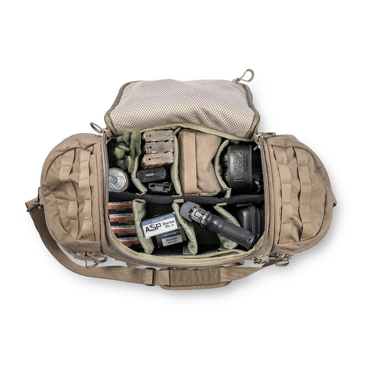 Ein brauner EBERLESTOCK Bang Bag steht mit geöffnetem Deckel auf weißem Hintergrund und zeigt geordnete Fächer mit Magazinen, einer Taschenlampe, einem Multitool, Handschuhen, einem Tourniquet, medizinischem Material und anderer Ausrüstung.