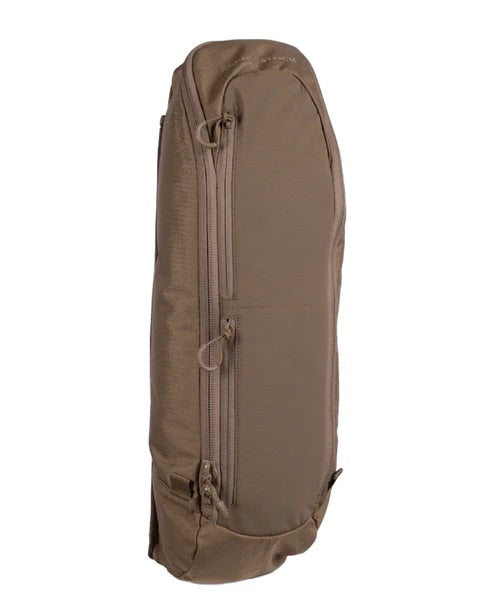 Ein schlanker, rechteckiger EBERLESTOCK Batwing Large - Dry Earth Rucksack mit mehreren Reißverschlussfächern und minimalistischem Design, aufrecht stehend auf weißem Hintergrund abgebildet.