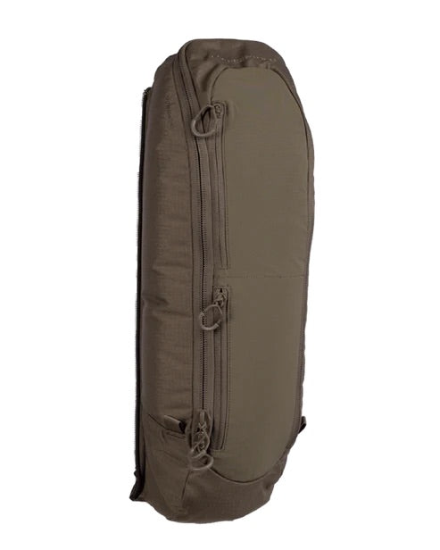 Ein militärgrüner, zylindrischer EBERLESTOCK Batwing Large Rucksack mit mehreren Reißverschlusstaschen und Zuglaschen, der aufrecht vor einem weißen Hintergrund steht.