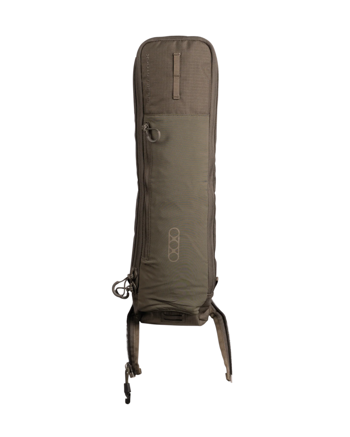 Der olivgrüne EBERLESTOCK Batwing V2 Rucksack hat eine lange, schmale Form, eine Reißverschlusstasche auf der Vorderseite, ein dezentes Logo und zwei verstellbare Schultergurte, die auf einem schlichten weißen Hintergrund angebracht sind.