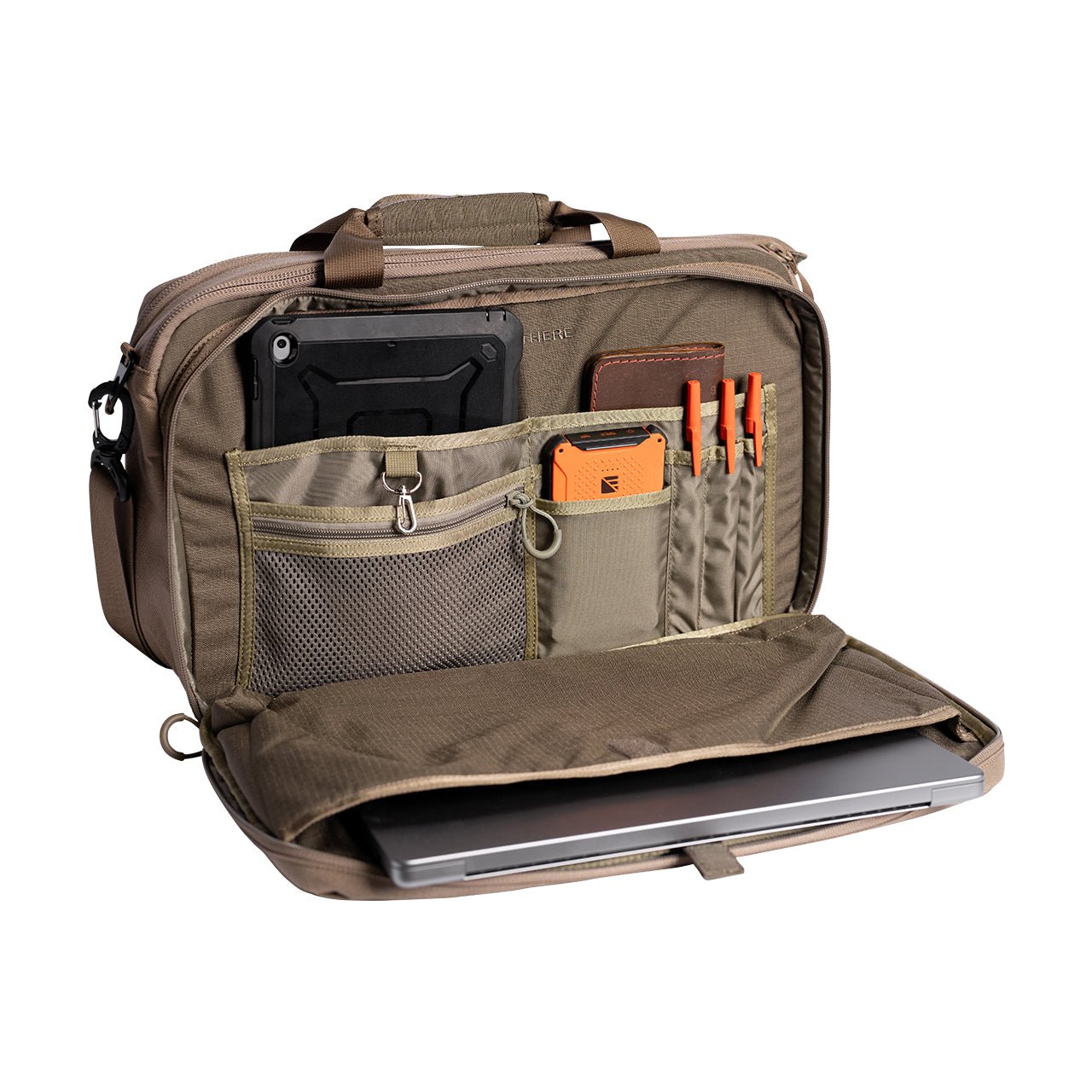 Die EBERLESTOCK Eberlestock Executive Brief ist eine braune Tasche mit mehreren Fächern, die Platz für ein iPad, eine Festplatte, ein Notebook, Stifte und Zubehör bietet. Die offene Frontklappe gibt den Blick auf einen Laptop frei.