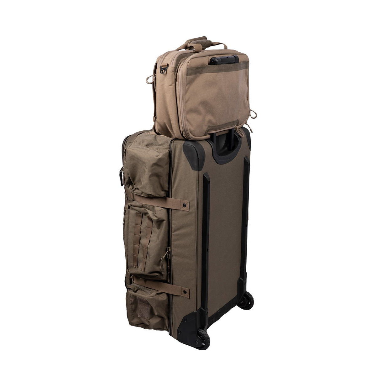 Ein olivgrüner EBERLESTOCK Rollkoffer mit schwarzer Zierleiste und Außentaschen, ausgestattet mit dem robusten Eberlestock Executive Brief aus 500D Cordura und einem passenden Seesack, der am oberen Griff befestigt ist.