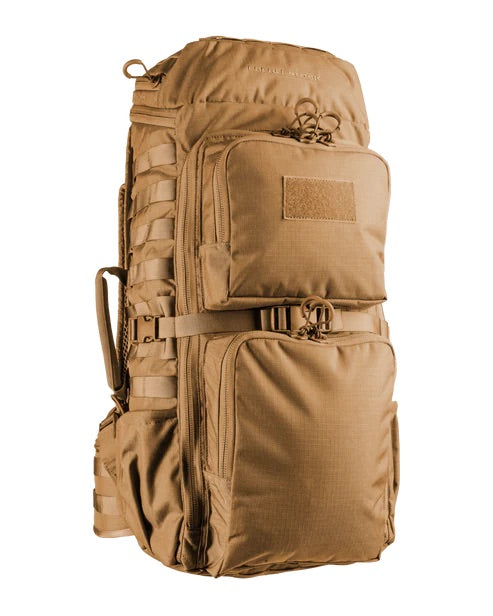 Der EBERLESTOCK FAC Track in Coyote Brown ist ein großer taktischer Rucksack mit mehreren Reißverschlussfächern, verstellbaren Gurten und einem robusten MOLLE-System an den Seiten und auf der Vorderseite für die Befestigung zusätzlicher Ausrüstung.