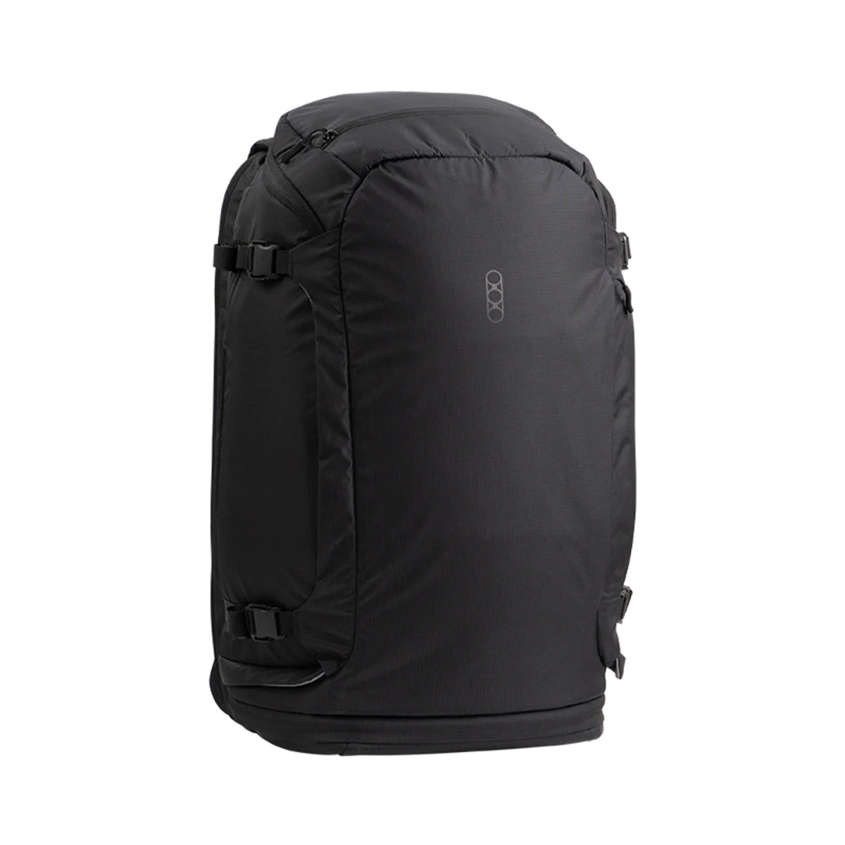 Der EBERLESTOCK Fade Adapt ist ein schwarzer, technischer taktischer Rucksack mit strukturiertem Design, mehreren Schnallenriemen, oberem Reißverschluss, dezentem Logo auf der Vorderseite und einer ausklappbaren Scheide, die sich schräg vor einem hellgrauen Hintergrund abzeichnet.