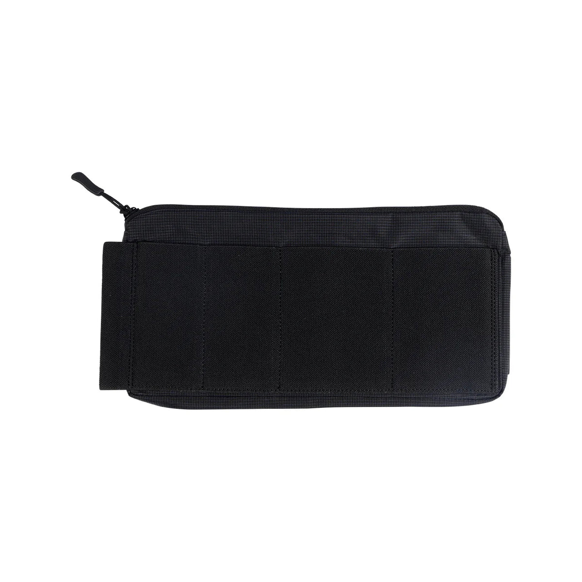 Eine schwarze EBERLESTOCK Fade Admin Pouch Large mit einer weichen Ripstop-Nylon-Außenseite und drei abgesteppten rechteckigen Feldern auf der Vorderseite, abgebildet auf einem weißen Hintergrund.