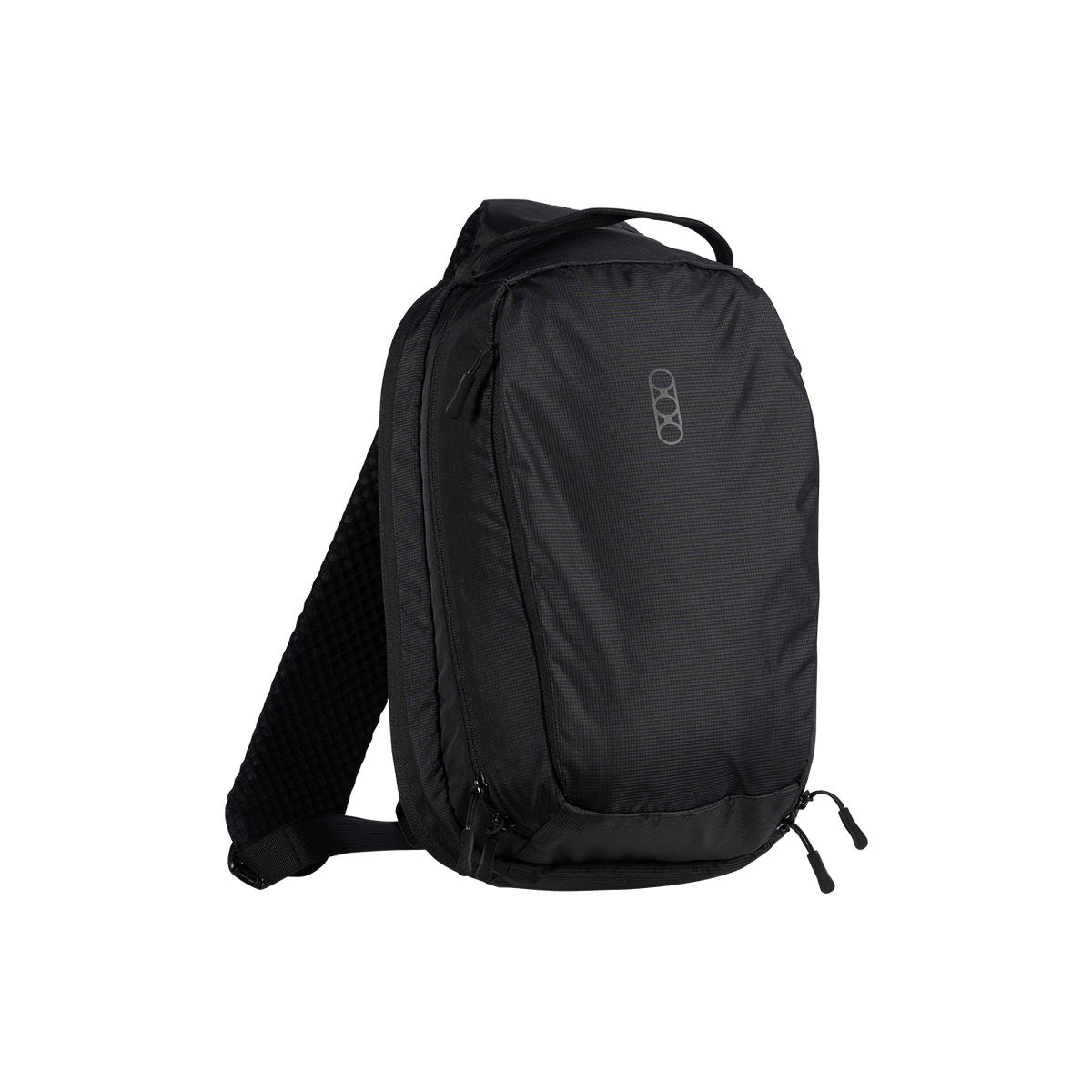 Der EBERLESTOCK Fade Sling Rucksack in Schwarz zeichnet sich durch ein minimalistisches Design mit nur einem Riemen und mehreren Reißverschlussfächern aus, ideal für kompakte persönliche Verteidigungswaffen. Hier abgebildet vor einem schlichten weißen Hintergrund.