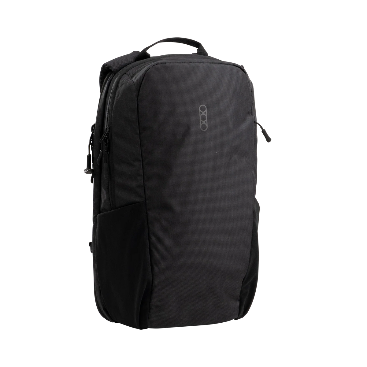 Der EBERLESTOCK Fade Transport 18 ist ein eleganter schwarzer Rucksack mit minimalistischem Design, Tragegriff, Seitentaschen und kleinem Logo auf der Vorderseite - ideal für den diskreten Waffentransport - auf einem schlichten weißen Hintergrund.