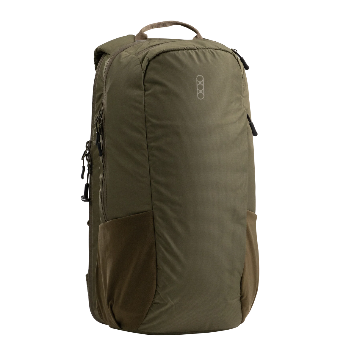 Der EBERLESTOCK Fade Transport 21 ist ein grüner, rechteckiger 21-Liter-Rucksack mit Tragegriff, seitlichen Reißverschlusstaschen und zwei dehnbaren Seitentaschen - seine robuste Bauweise und sein schlichtes Design machen ihn zum idealen diskreten Waffenrucksack für Reisen oder den Outdoor-Einsatz.
