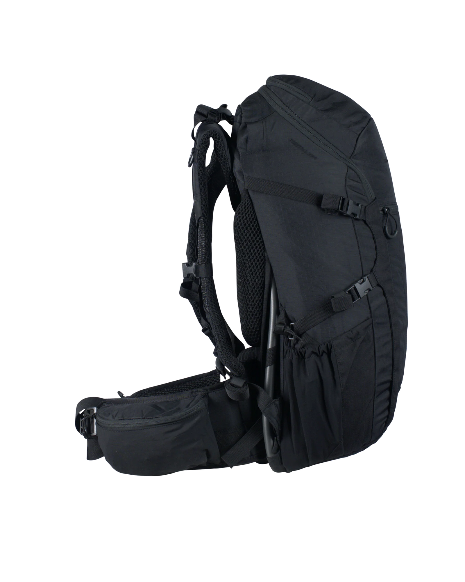Der EBERLESTOCK FreeFall 2000 Pack ist ein schwarzer Outdoor-Rucksack mit gepolsterten Schultergurten, großem Hauptfach, Netzseitentaschen und stützendem Hüftgurt, im Profil vor weißem Hintergrund gezeigt.