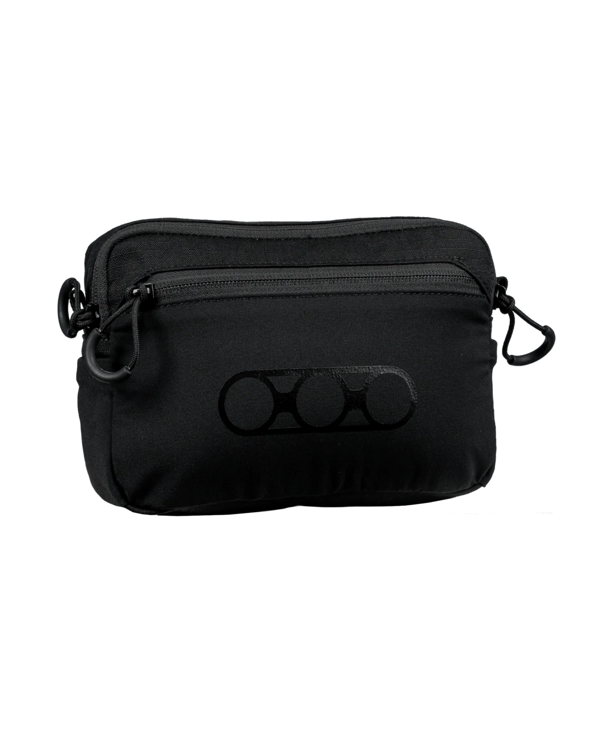 Die EBERLESTOCK General Purpose Pouch Large ist eine schwarze, MOLLE-kompatible Crossbody-Tasche mit einer Reißverschlusstasche auf der Vorderseite und einem dezenten, kreisförmigen Logo, das sich auf einem schlichten weißen Hintergrund abzeichnet.