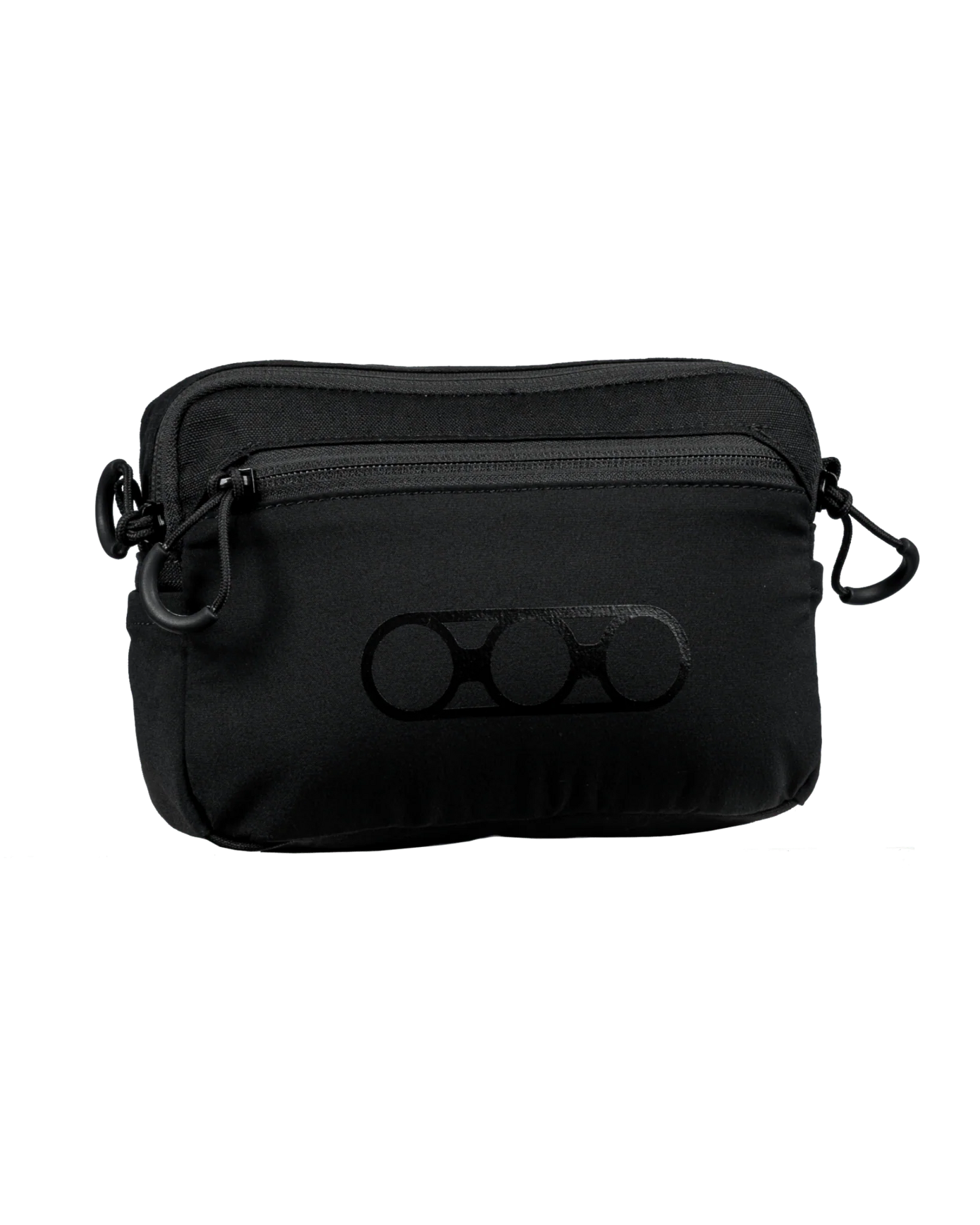 Die EBERLESTOCK General Purpose Pouch Large ist eine schwarze, MOLLE-kompatible Crossbody-Tasche mit einer Reißverschlusstasche auf der Vorderseite und einem dezenten, kreisförmigen Logo, das sich auf einem schlichten weißen Hintergrund abzeichnet.