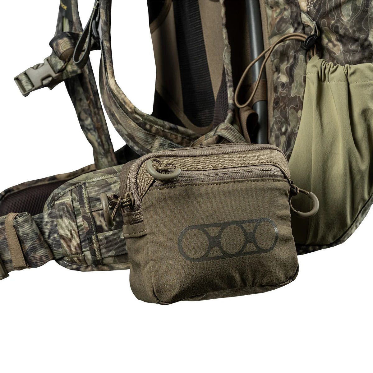 Eine große olivgrüne EBERLESTOCK Allzwecktasche mit schwarzem Logo ist an einem Rucksackgurt in Tarnfarbe befestigt und dient als MOLLE-kompatibles Zubehör mit Reißverschlussfächern und verstellbaren Gurten.
