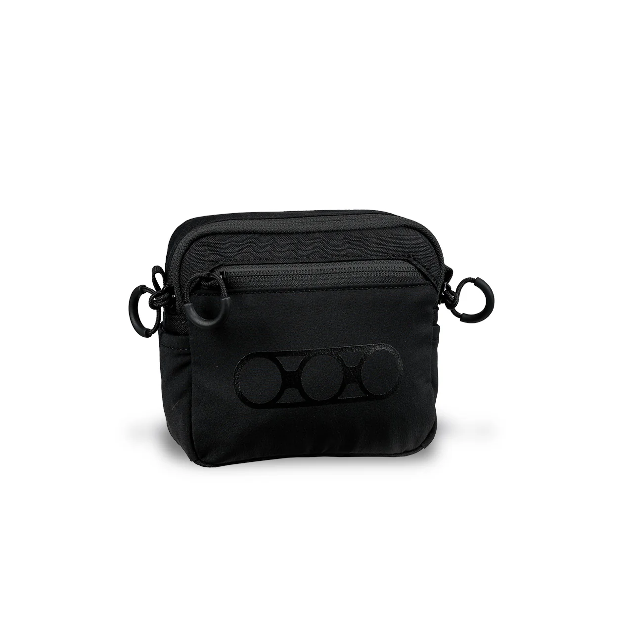 Die EBERLESTOCK General Purpose Pouch Small ist eine schwarze, rechteckige Crossbody-Tasche aus strapazierfähigem 500D Cordura-Nylon, mit einer Reißverschlusstasche auf der Vorderseite, seitlichen Ösen für einen Trageriemen und einem dezenten Kreismuster auf der Vorderseite.