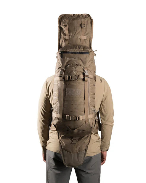 Man sieht eine Person, die einen großen, schwarzen EBERLESTOCK Gunslinger II Rucksack mit mehreren Riemen und Fächern trägt, von hinten. Die obere Hauptklappe dieses taktischen Rucksacks ist geöffnet und steht aufrecht.