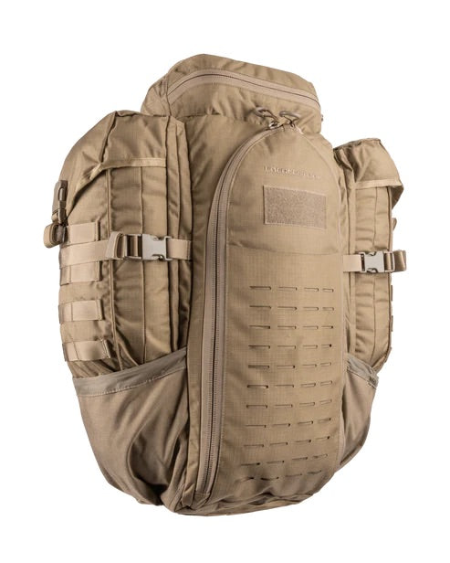Der EBERLESTOCK Halftrack - Dry Earth ist ein großer, hellbrauner 42-Liter-Rucksack mit mehreren Fächern, Seitentaschen, Schnallenriemen und einem Hauptfach mit Reißverschluss - perfekt für Outdoor-Abenteuer oder als militärischer Rucksack.