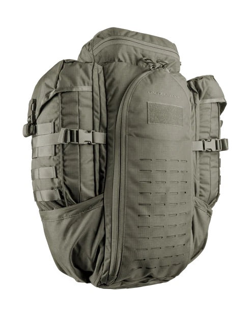 Der EBERLESTOCK Halftrack - Military Green bietet mehrere Fächer, Seitentaschen, verstellbare Gurte und MOLLE-Gewebe - perfekt für Outdoor-Aktivitäten oder den taktischen Einsatz.