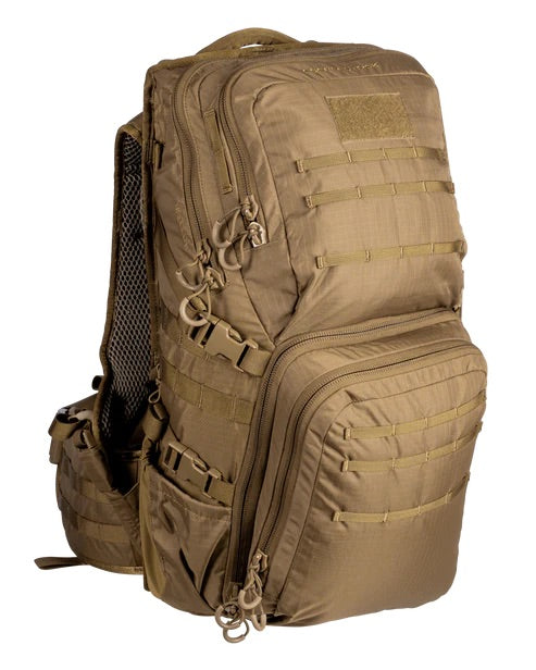 Die EBERLESTOCK HiSpeed II in Coyote Brown ist aus strapazierfähigem 420 Denier Ripstop Nylon gefertigt. Sie verfügt über gepolsterte Schultergurte, verstellbare Gurte, mehrere Fächer mit Reißverschluss und MOLLE-Gewebe an der Vorderseite und den Seiten.