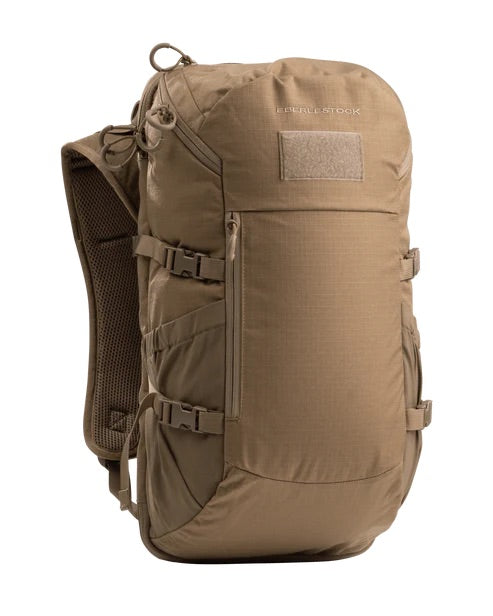 Ein vielseitiger EBERLESTOCK Jacknife - Dry Earth Tagesrucksack mit mehreren Fächern, verstellbaren Gurten und MOLLE-Webbing steht kompakt vor weißem Hintergrund. Das EBERLESTOCK-Logo ist oben sichtbar.