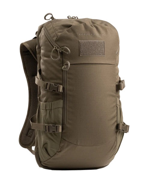 Der EBERLESTOCK Jacknife - Military Green ist ein taktischer 26-Liter-Rucksack mit mehreren Fächern, verstellbaren Trägern, Seitentaschen, Schnallenverschlüssen und einer Klettverschlussfläche - ideal als kompakter Rucksack für den täglichen Gebrauch.