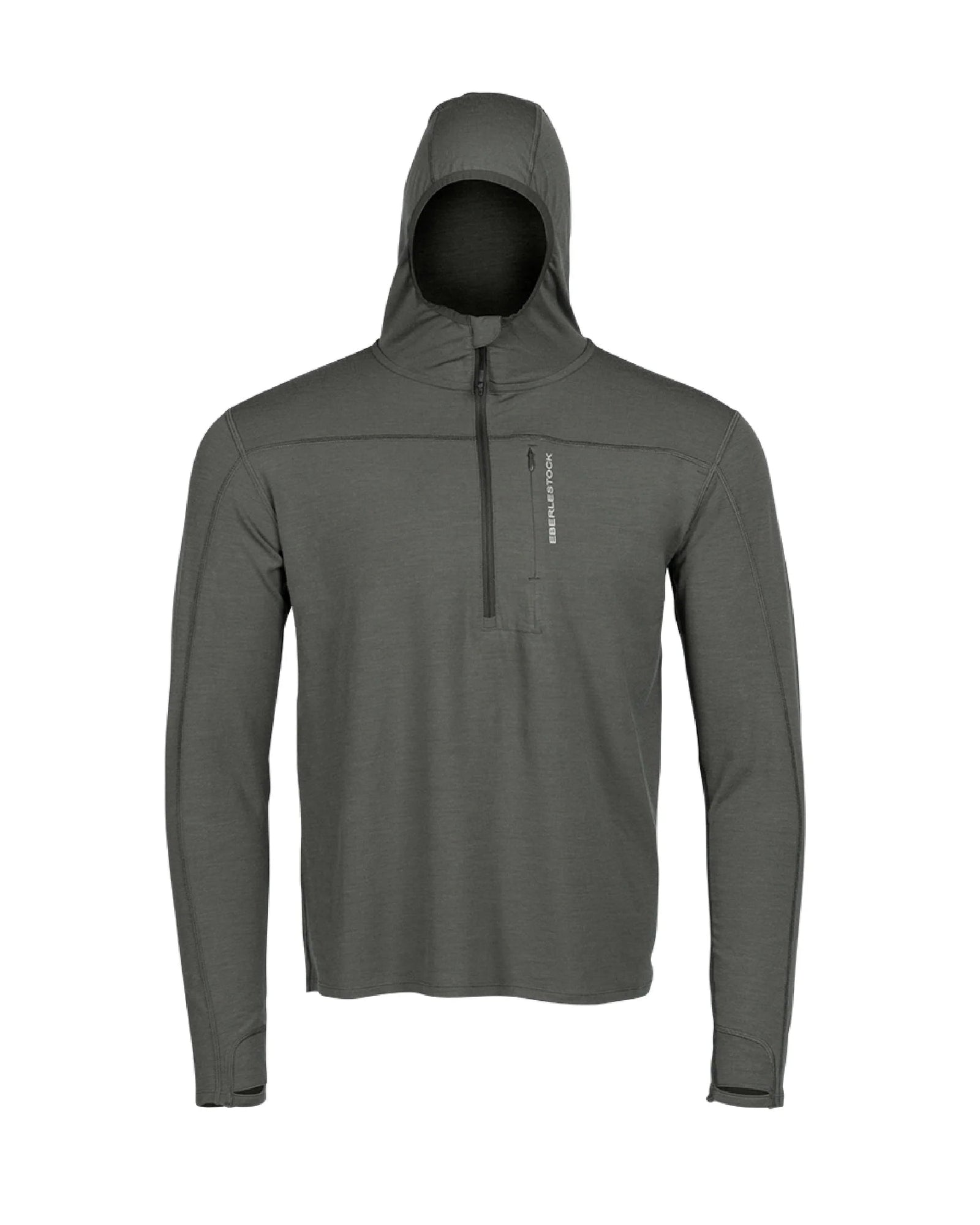 Der EBERLESTOCK Lochsa Zip Merino Hoody in Slate ist ein grauer, langärmeliger Kapuzenpullover mit einer Reißverschlusstasche auf der Brust, einem halben Reißverschluss auf der Vorderseite, Daumenlöchern an den Ärmeln und einem dezenten Text auf der Brust - perfekt als eleganter Merino-Midlayer.